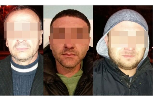 В Запорожье трое мужчин вскрывали машины сканером