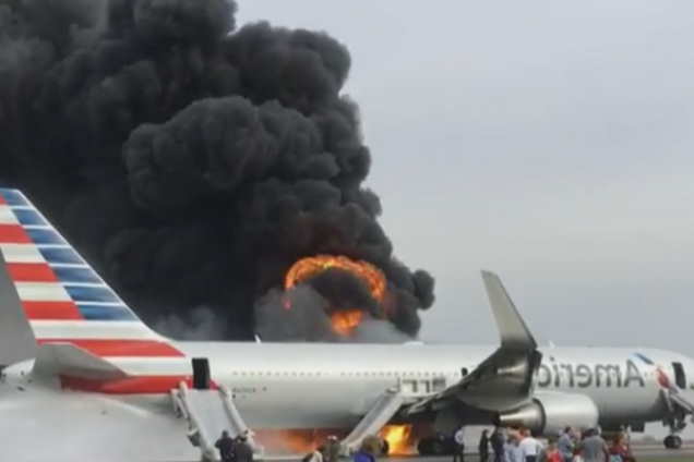 Горит самолет в США
