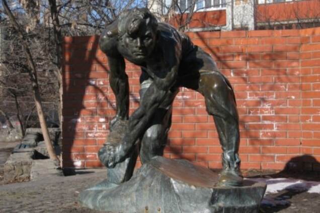 памятник \'Булыжник – оружие пролетариата\'