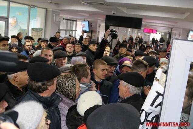 'Тарифный майдан': в Виннице митингующие пошли на штурм горсовета. Опубликованы фото и видео