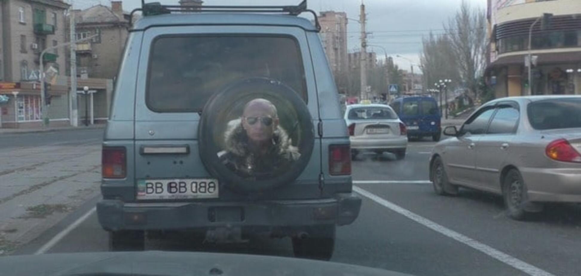 Портрет Путина на запасном колесе автомобиля