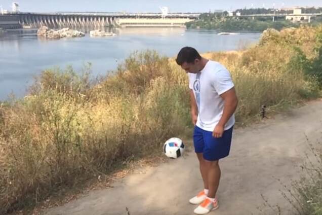 Запорожский спортсмен на фоне Днепрогэса набил мяч 1400 раз