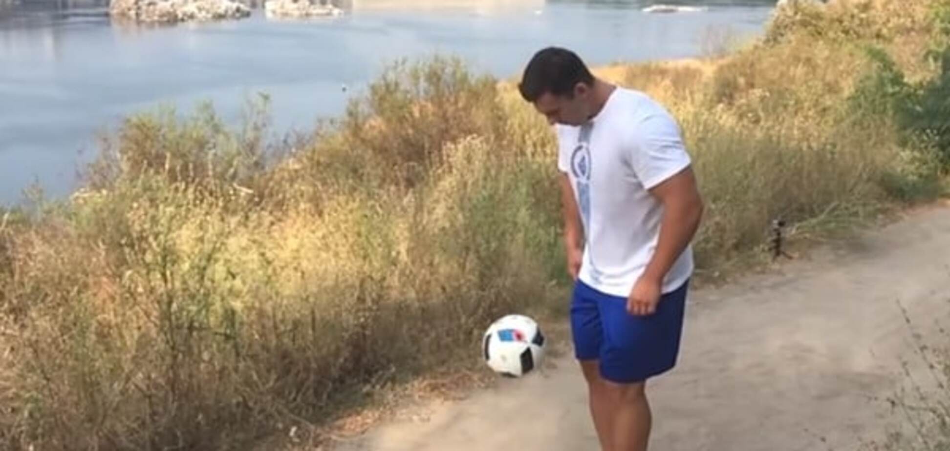 Запорожский спортсмен на фоне Днепрогэса набил мяч 1400 раз