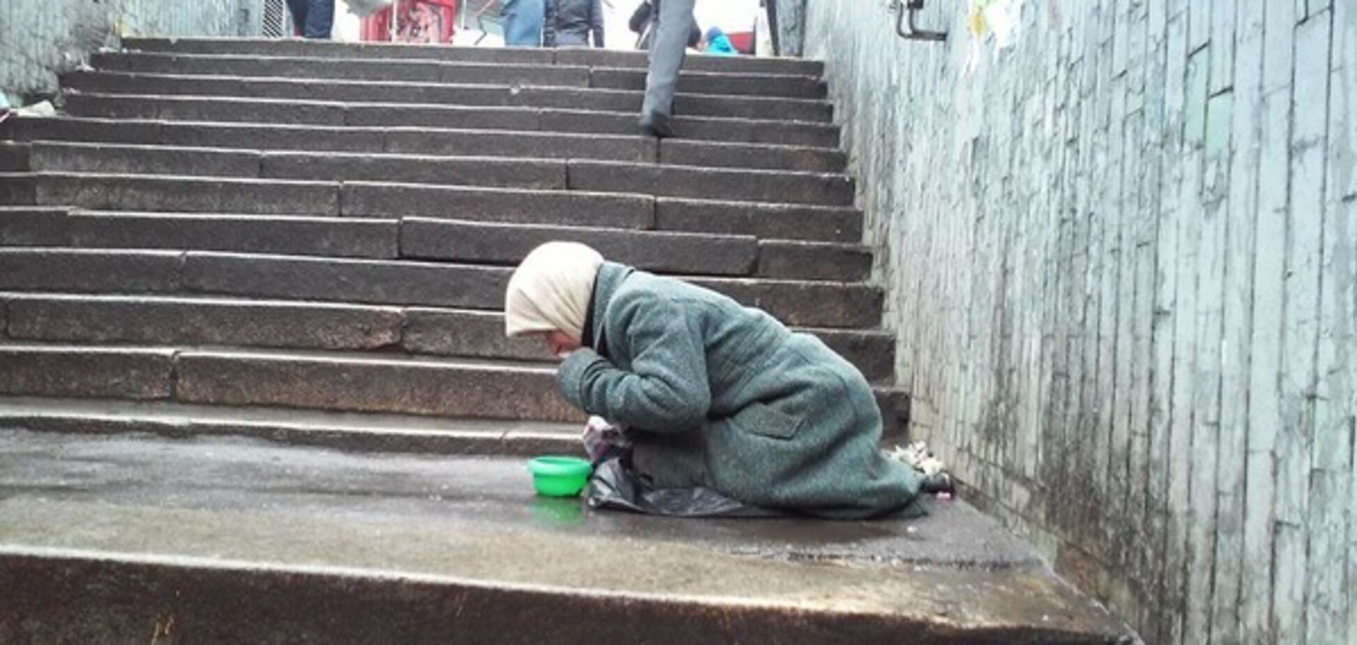 Бабуся, яка просить милостиню