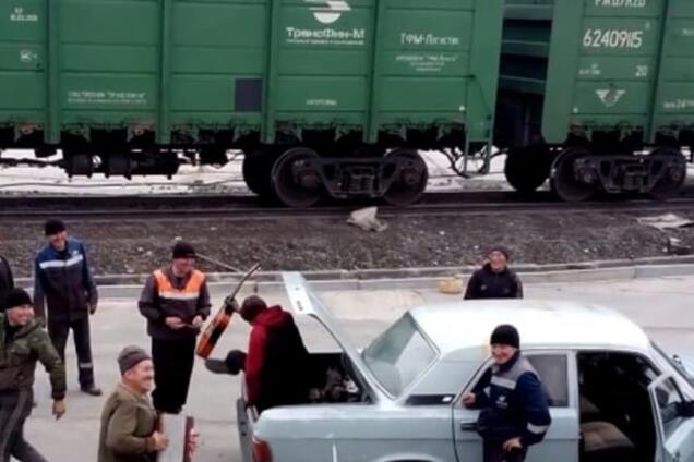 Как вместить в \'Волгу\' 17 человек