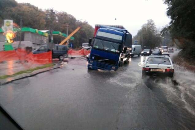 Во Львове фура провалилась под асфальт на недавно отремонтированной улице: фотофакт