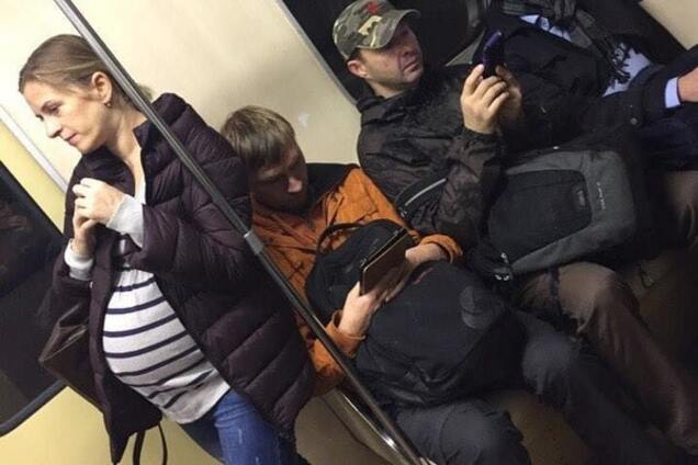 беременная в метро