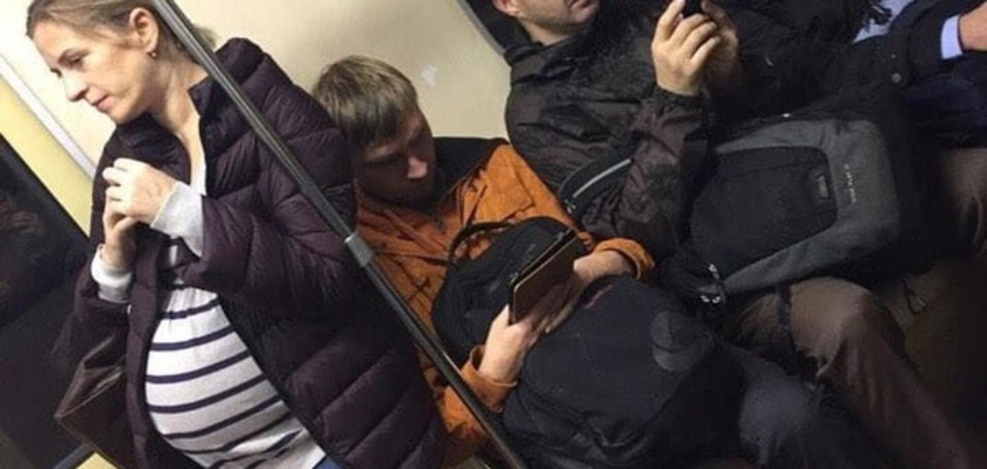 беременная в метро