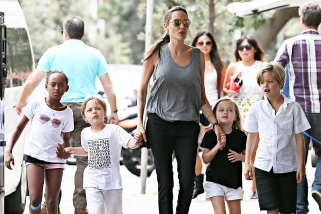 Анджелина Джоли с детьми