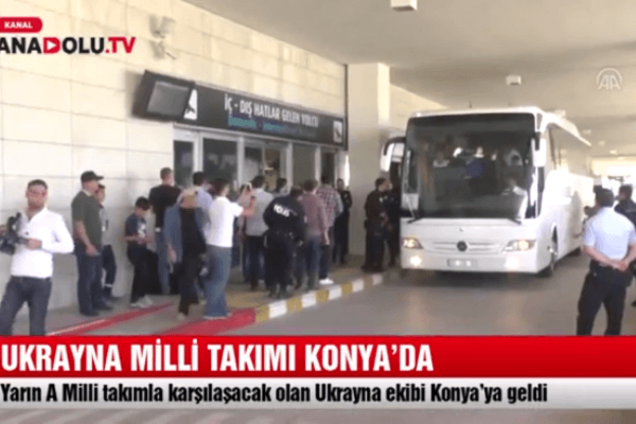 Сборная Украины вызвала ажиотаж в Турции: видео прилета