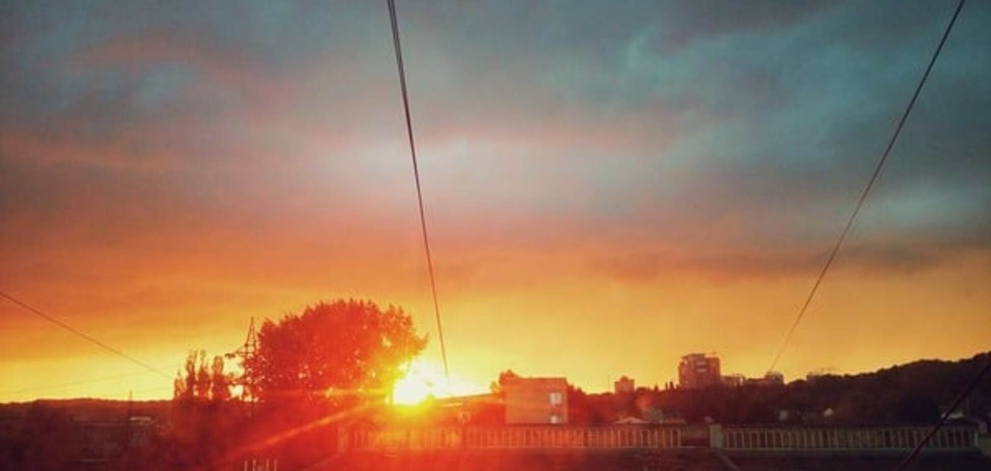 Киев любовался удивительным закатом в грозу: опубликованы фото