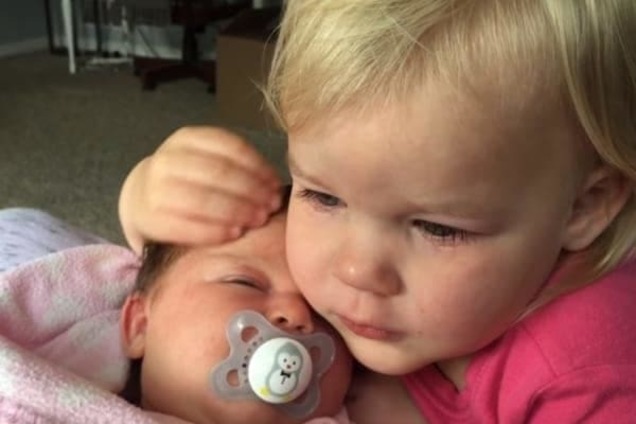 Знакомство с младшей сестрой: трогательное видео