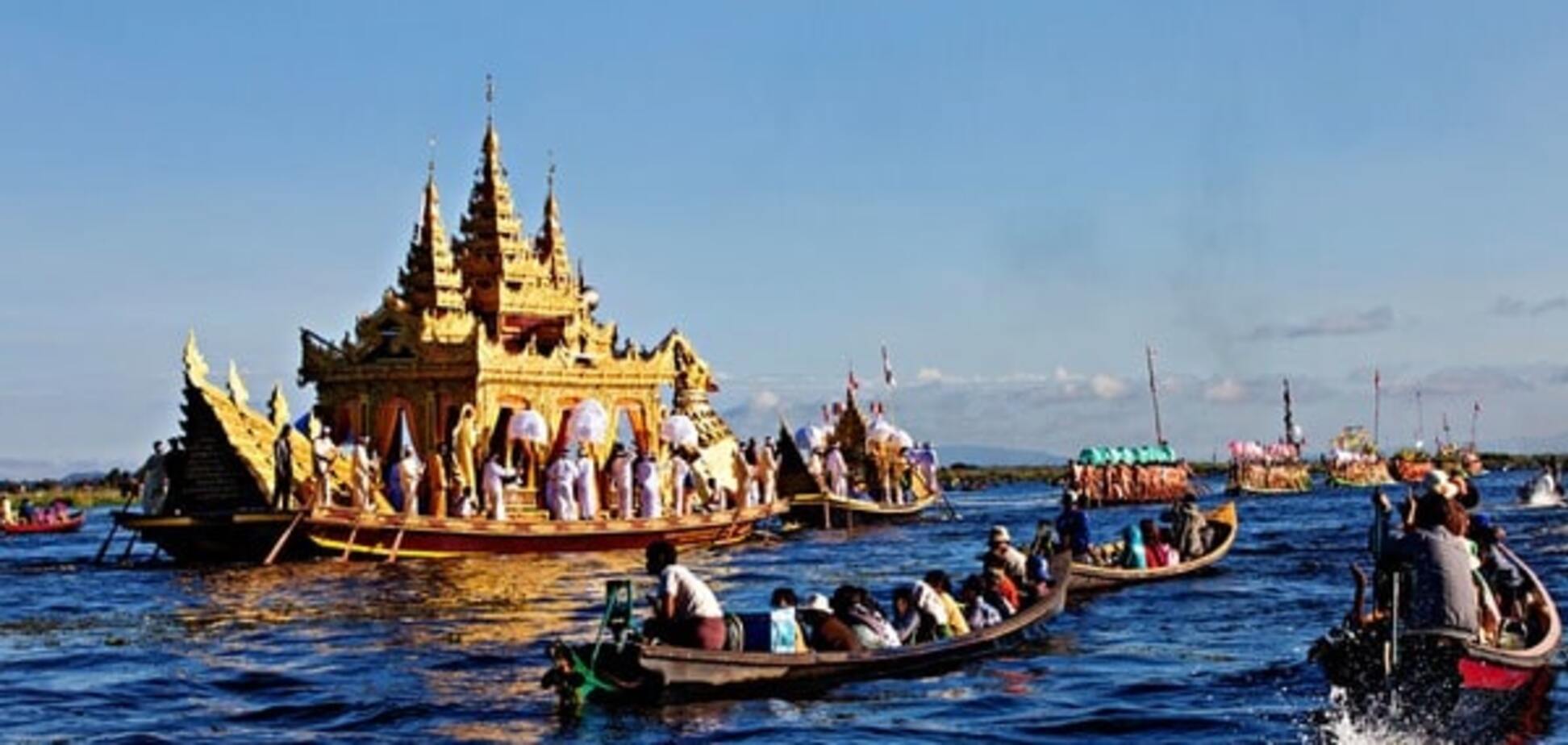 Лодка-пагода в виде гигантской птицы Гаруды, на которой летал Вишну