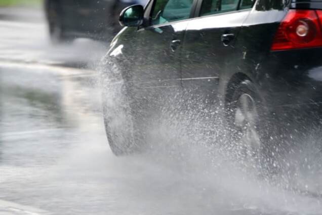 Вождение в дождь: правила езды в непогоду