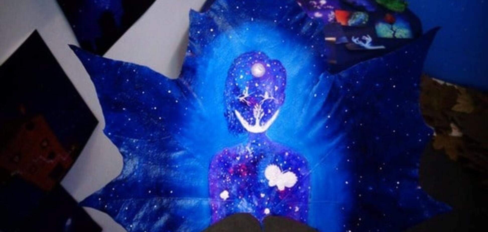 Містичні малюнки на кленових листках