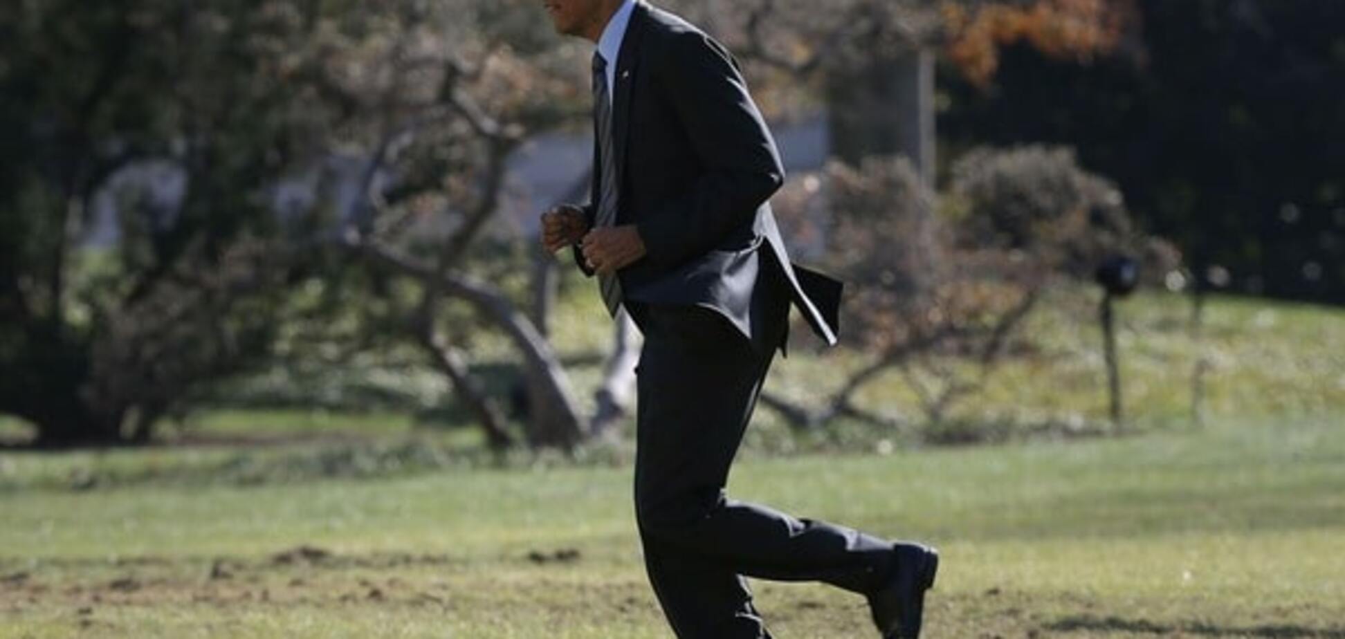 Папарацци засняли Обаму, забывшего дома телефон