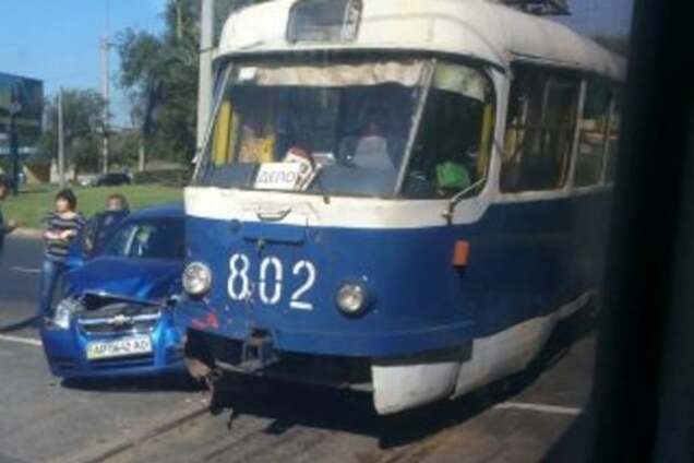 В Запорожье два человека пострадали в ДТП с трамваем 
