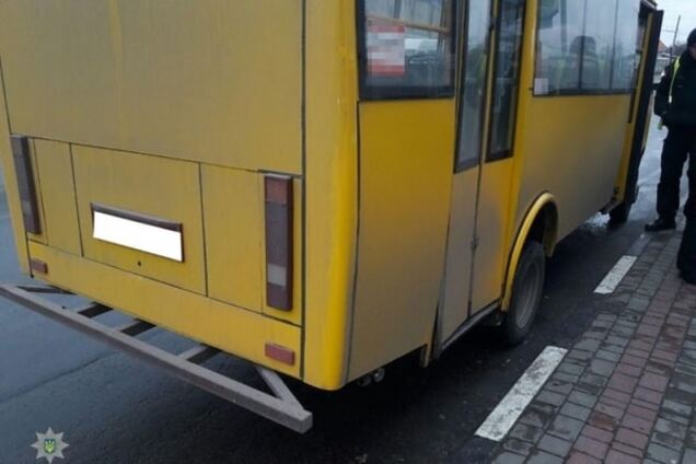 Безпека пасажирів: у Сумах затримали маршрутку із 'лисими' колесами