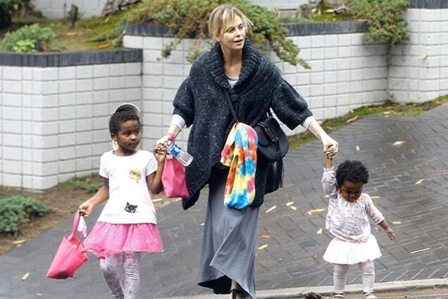 Шарлиз Терон с детьми