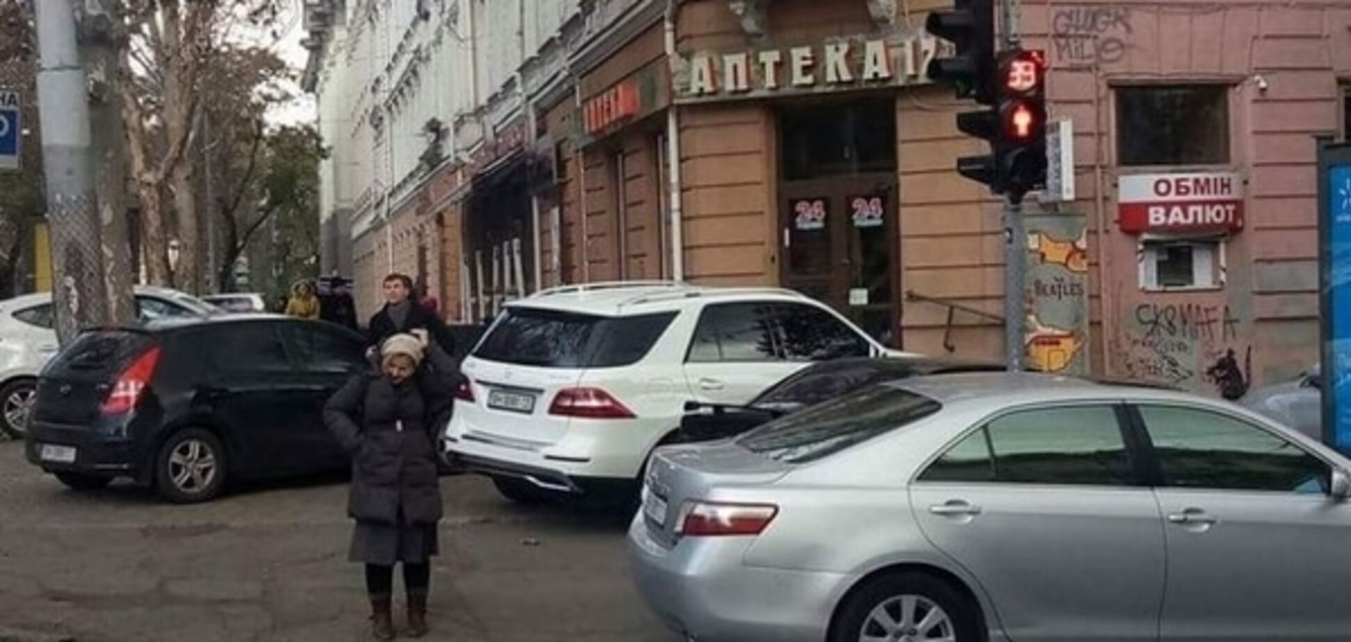 Тротуары не для пешеходов: фото самых наглых одесских автохамов