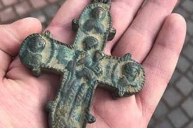 Крест-энколпион со святыми мощами XIII века