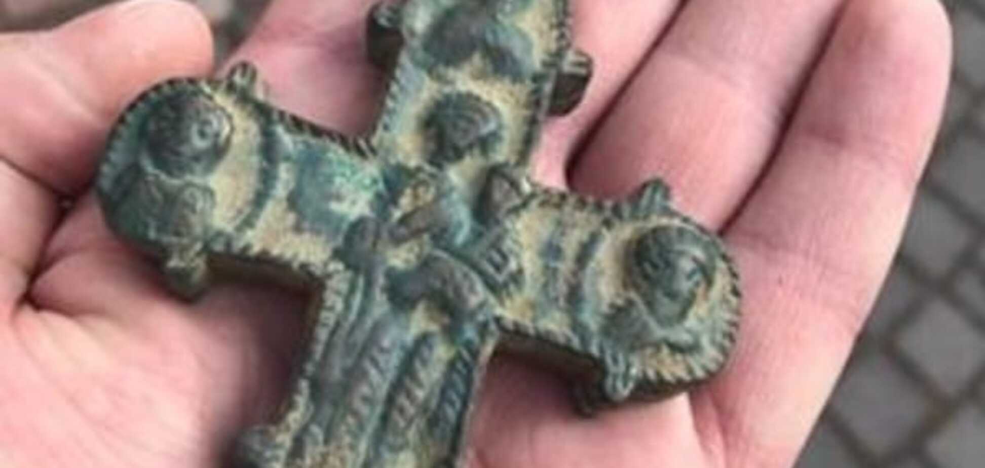 Крест-энколпион со святыми мощами XIII века