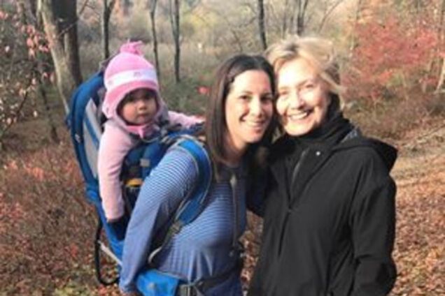 Клинтон заметили на семейной прогулке в парке