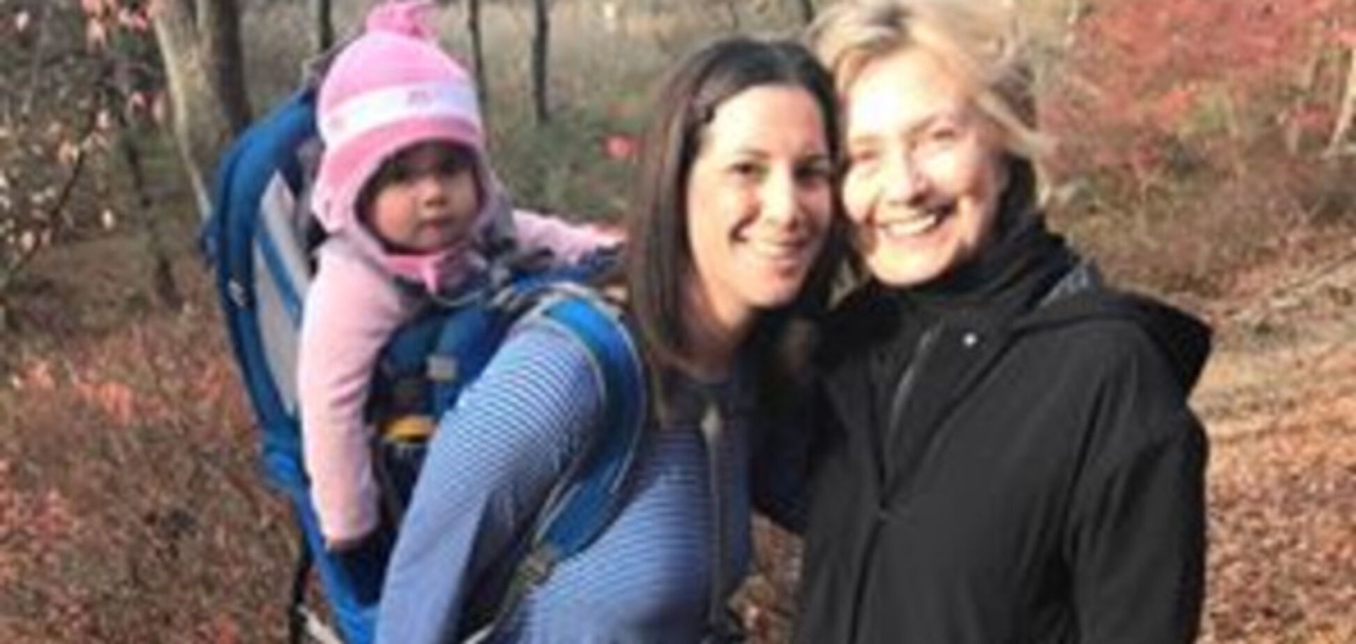 Клинтон заметили на семейной прогулке в парке