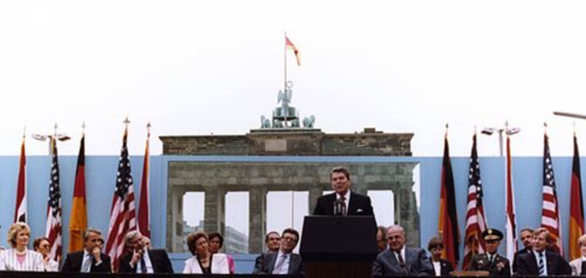 Рональд Рейган выступает у Берлинской стены, июнь 1987 года