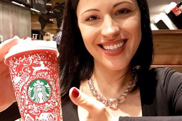 Анна Бучиарелли и чашка Starbucks