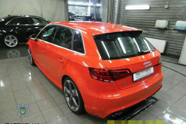 ДТП на Херсонщине: мужчина украл авто из салона и сбил дорожника