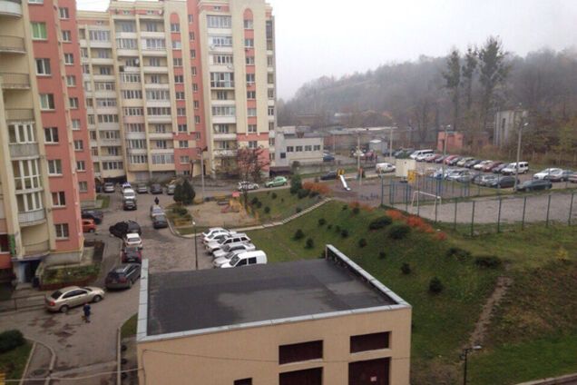 Вандали у Львові за ніч розтрощили майже десять автомобілів