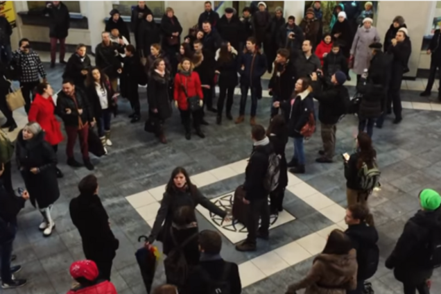 В Запорожье на вокзале устроили музыкальный флешмоб