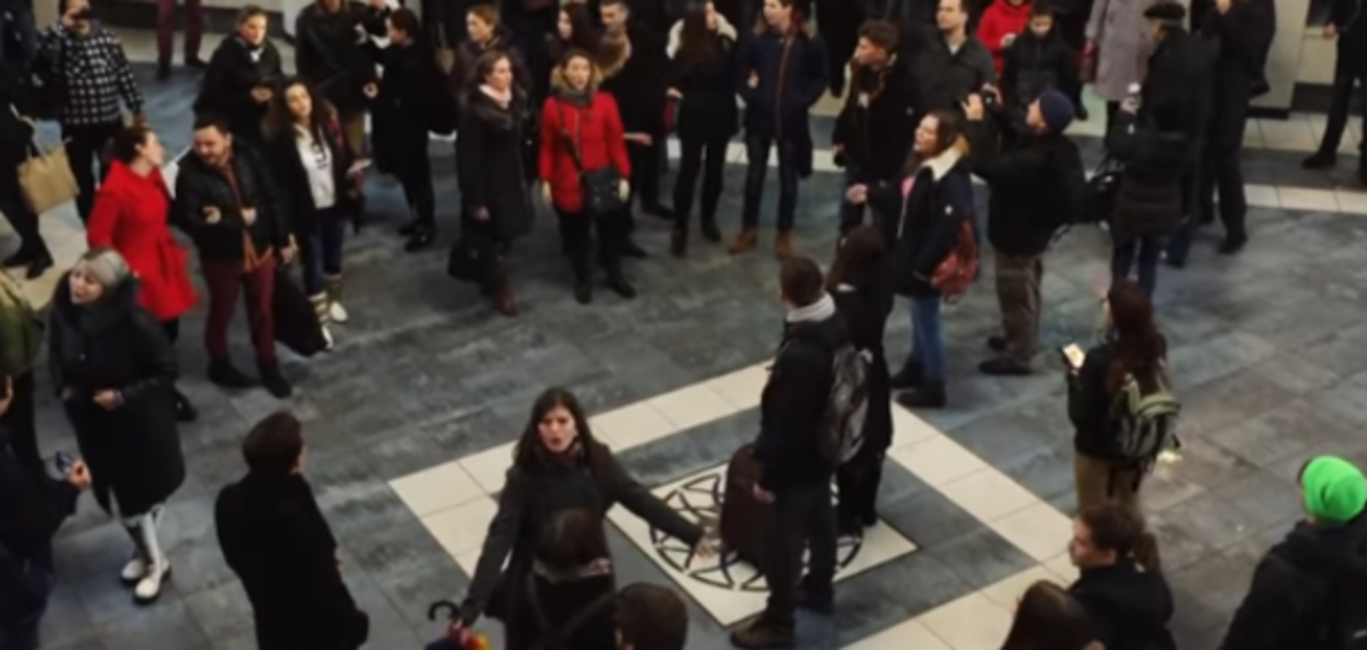 В Запорожье на вокзале устроили музыкальный флешмоб
