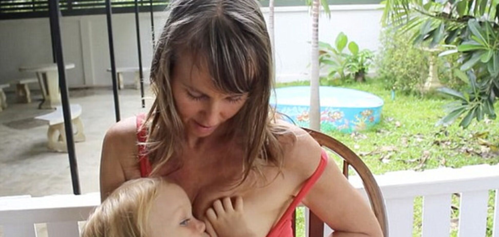 Мама з Британії годує 4-річного сина груддю і викладає відео в Youtube, закликаючи інших жінок робити так само