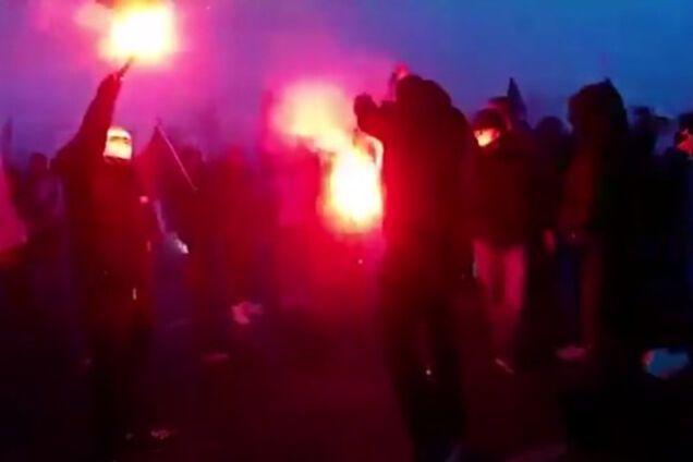 Сожжение украинского флага польша