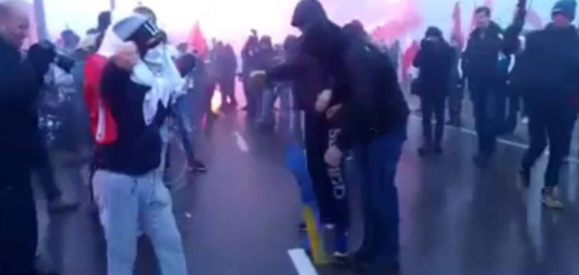 В Варшаве сожгли флаг Украины