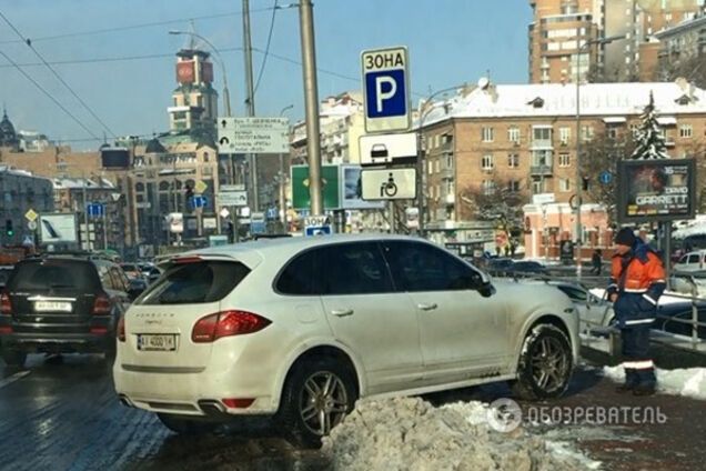 Парковщик ставит автомобиль, игнорируя дорожный знак