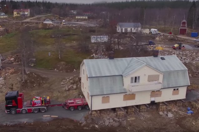 Тягач Scania перевозит целый дом