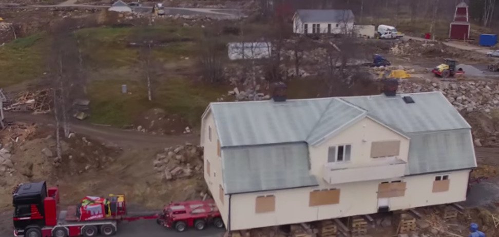 Тягач Scania перевозит целый дом