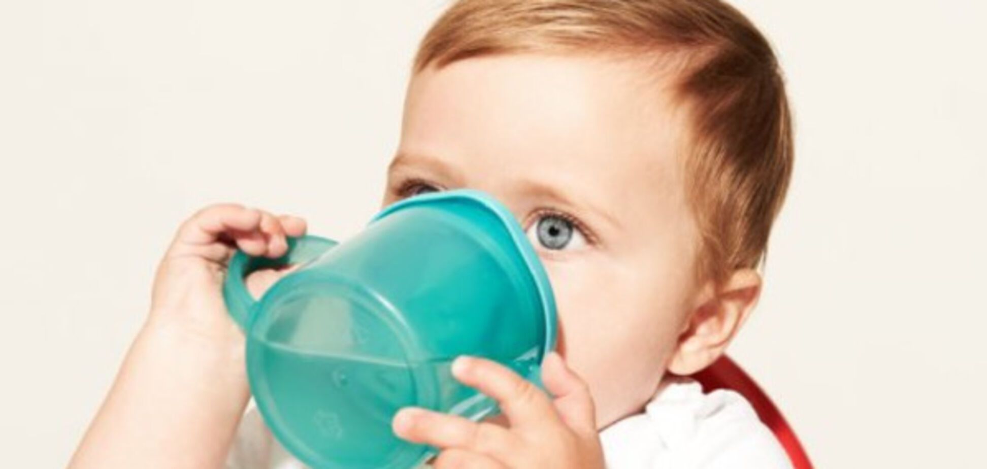 Ребенок пьет воду