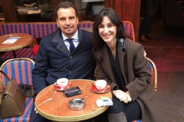 Обдерли країну, а тепер попивають каву в Парижі?