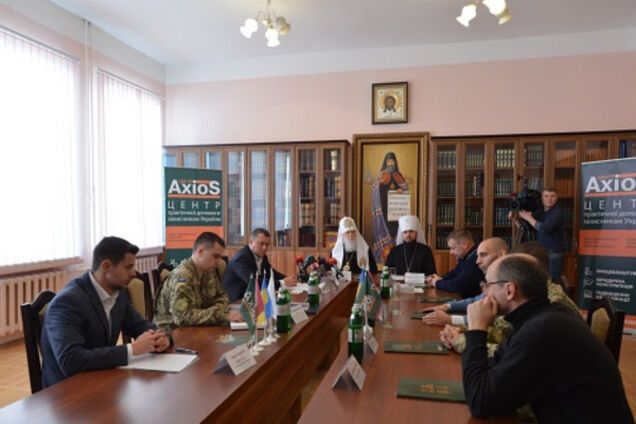 В Киеве начал работу центр практической помощи защитникам Украины AXIOS