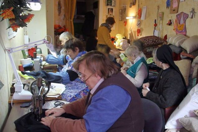 'Бабусин батальйон' із Житомира шиє для військових 'дизайнерські' рукавиці