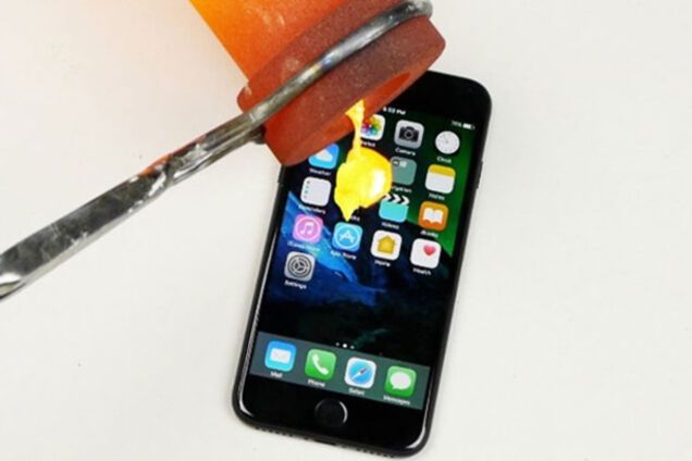 iPhone 7 испытали расплавленным золотом