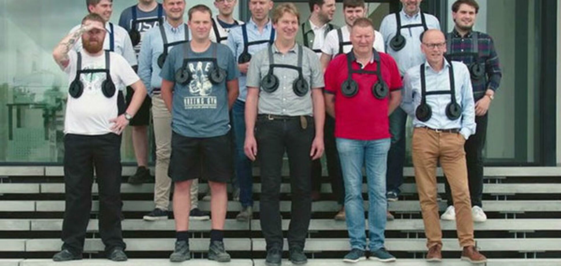 Мужчины примерили грудь