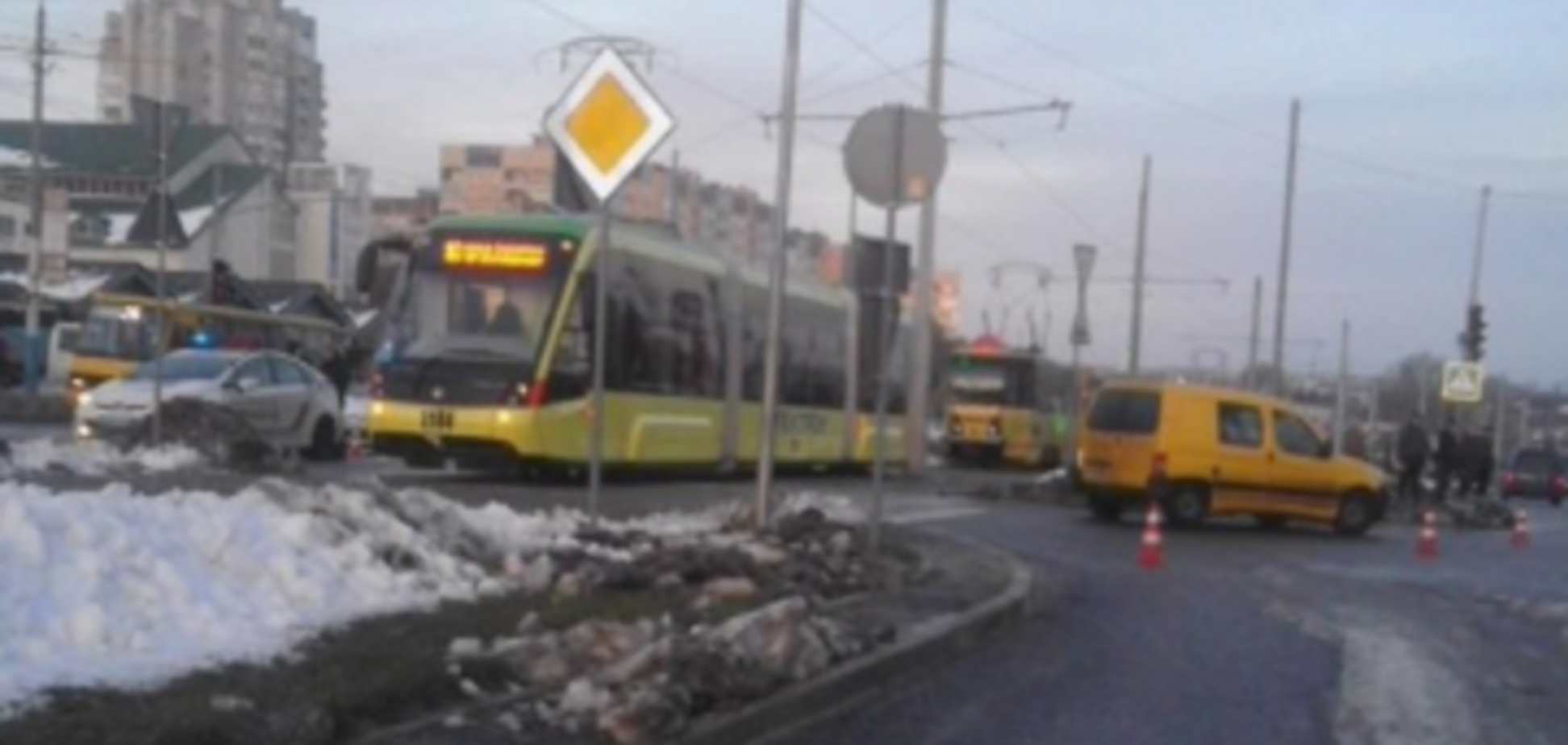 В Львове помпезно и с молитвой запустили новый трамвай: он сразу же попал в ДТП