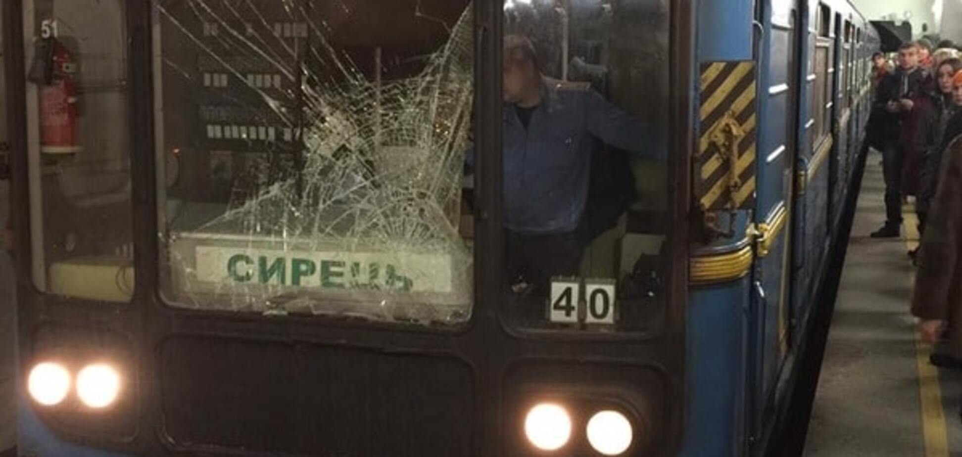 Пасажир живий: з'явилися подробиці та фото НС у київському метро