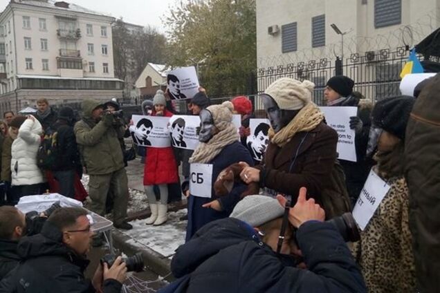 Акция под посольством РФ