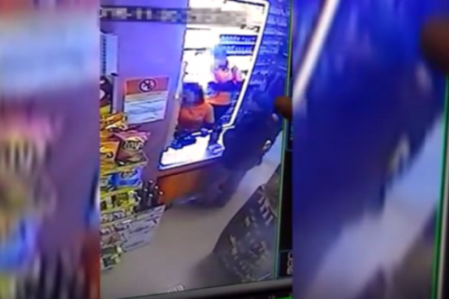 Підозрюють депутата: поліцейські опублікували відео крадіжки в супермаркеті на Закарпатті
